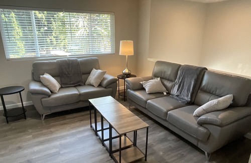 Kent House | Kent-EntireUpperLevel Duplex on Private Street