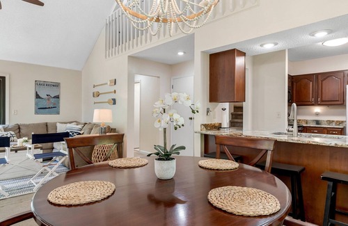 Salem House | Keowee Key Townhouse- Lake, great deck, outdoor firetable & CLEMSON FOOTBALL!