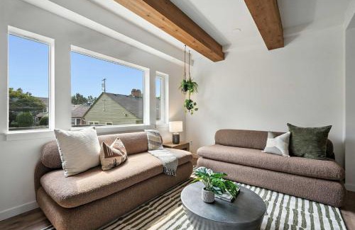 Kerns House | Kerns 6BR - New Spanish Style Group Stay