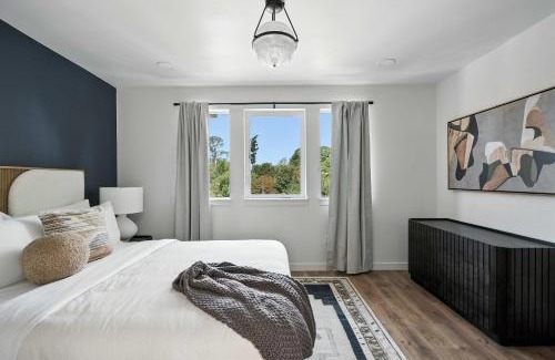 Kerns House | Kerns 6BR - New Spanish Style Group Stay