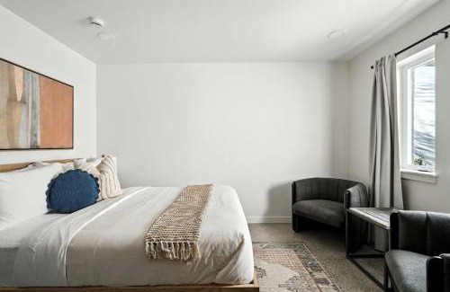 Kerns Apartment | Kerns Studio - Near Coffee Dining & Transit