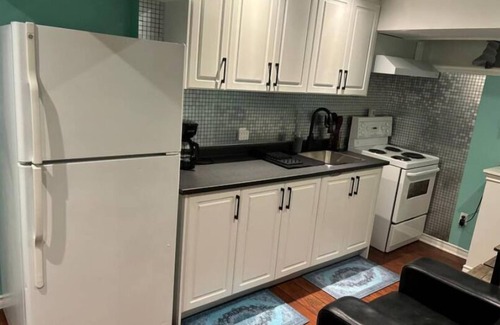 Brampton House | Kerry's Cozy home in welcoming Brampton with WiFi, AC
