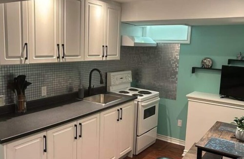 Brampton House | Kerry's Cozy home in welcoming Brampton with WiFi, AC