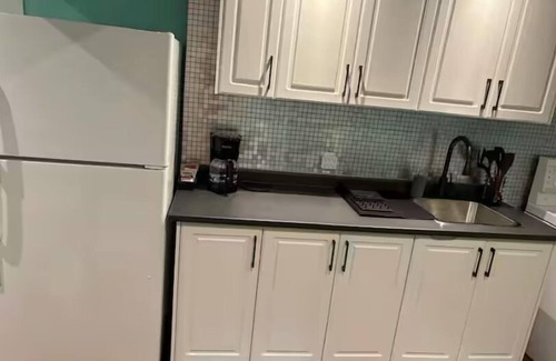 Brampton House | Kerry's Cozy home in welcoming Brampton with WiFi, AC