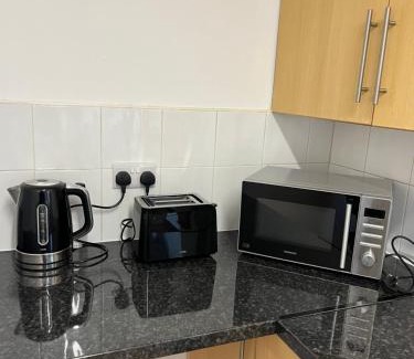Kettering House | Kettering Service Accomodation 2BRH FreeParking Wifi Smart TV Tea & coffee