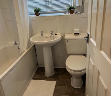 Kettering House | Kettering Service Accomodation 2BRH FreeParking Wifi Smart TV Tea & coffee