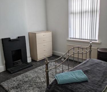 Kettering House | Kettering Town Vacations Free WiFi & Long stay with Shared Bathroom, lounge & kitchen Double & Single rooms available
