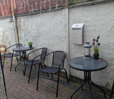 Kettering House | Kettering Town Vacations Free WiFi & Long stay with Shared Bathroom, lounge & kitchen Double & Single rooms available