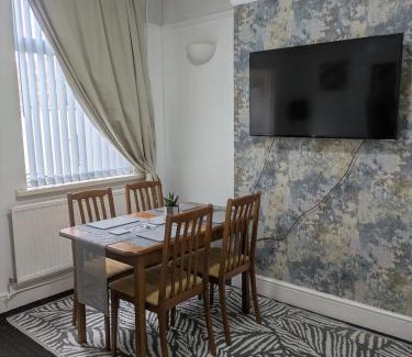 Kettering House | Kettering Town Vacations Free WiFi & Long stay with Shared Bathroom, lounge & kitchen Double & Single rooms available