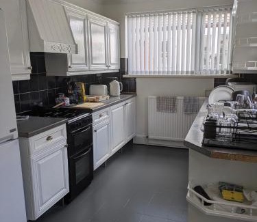 Kettering House | Kettering Town Vacations Free WiFi & Long stay with Shared Bathroom, lounge & kitchen Double & Single rooms available