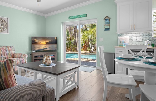 Holmes Beach House | Key Lime Cottage by Beach Boutique Rentals