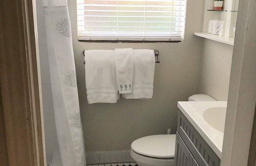 Parrot Cove House | KEY LIME COTTAGE WITH SWIMMING POOL located near Beaches and downtown.
