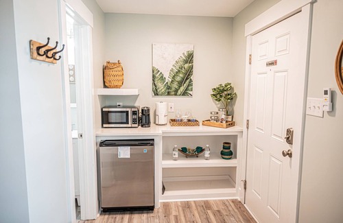 Surf City Apartment | Key West 4- Beach Access - Dog Friendly - Bikes – Grill