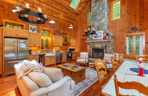 Old Fort Cottage | Kibbin | Private, Luxury Stone Cottage by Creek