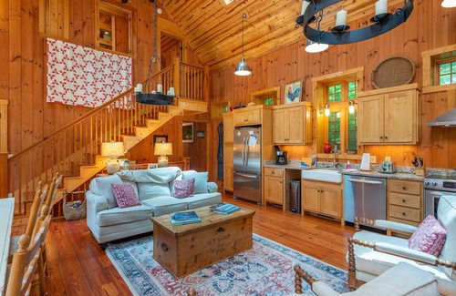 Old Fort Cottage | Kibbin | Private, Luxury Stone Cottage by Creek