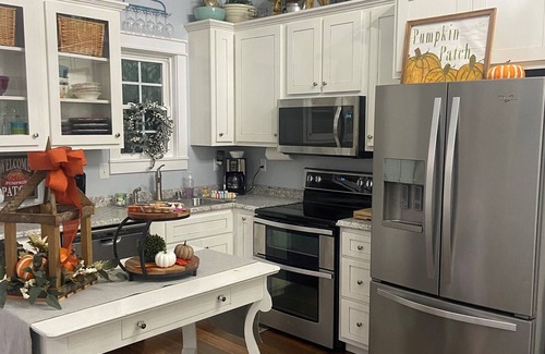 Somerset Cottage | Kick back and relax in this calm, stylish cottage on the creek.