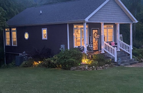 Somerset Cottage | Kick back and relax in this calm, stylish cottage on the creek.