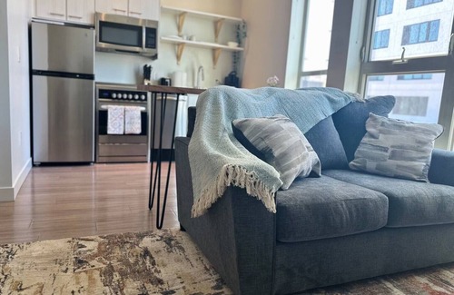 River North Art District Apartment | Kickback and Relax in Rino!n