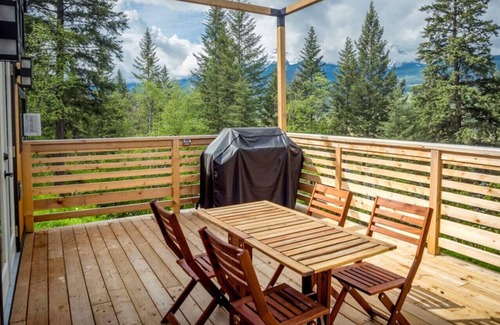 Golden House | Kicking Horse Tiny House WIFI SAUNA HOT TUB VIEWS