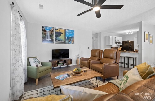 Bentonville House | Kid, bike, dog, & work friendly. Foosball table! Razorback Greenway close by!