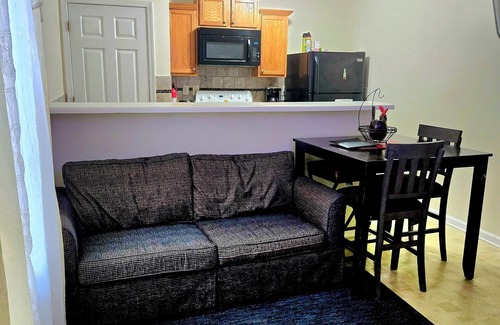 Snellville House | Kids Friendly 3b/2.5bts Hi- speed WiFi with stairs, Near shops and Restaurants.