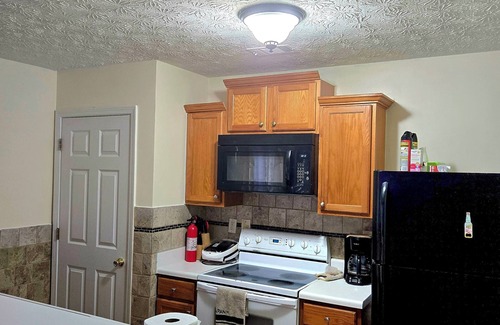 Snellville House | Kids Friendly 3b/2.5bts Hi- speed WiFi with stairs, Near shops and Restaurants.