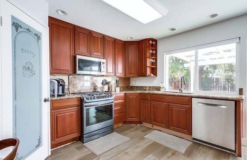 Poway House | Kids Paradise Cribs/POOL/SPA/PLAYSET/TOYS/BBQ