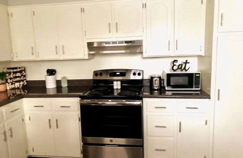 Shannon House | Kids & Pets Love this 3brm Townhome near Moss Rock