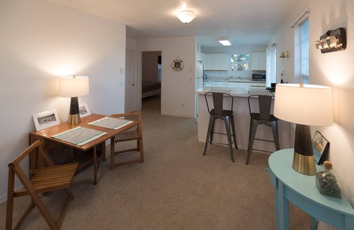 Seaside House | Kids welcome! 1/2 block to beach. King bed, Pack 'n Play, NO PET FEE!