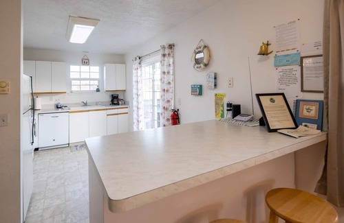Seaside House | Kids welcome! 1/2 block to beach. King bed, Pack 'n Play, NO PET FEE!