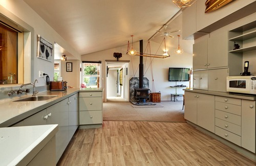 Kaikoura House | Kiekie Lodge - Goose Bay Holiday Home