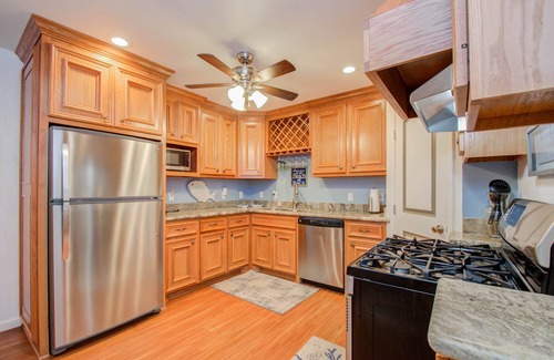Galveston House | Kiki-2: WALK to the BEACH and Pleasure Pier!, Short Walk to Beach and Pleasure Pier!