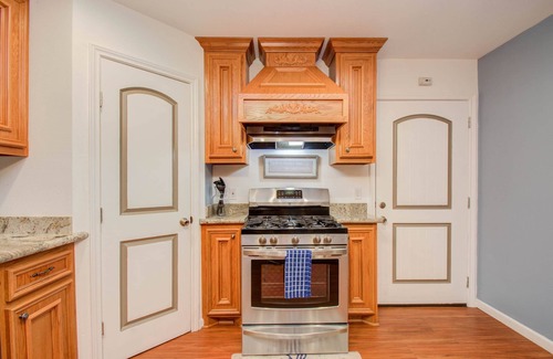 Galveston House | Kiki-2: WALK to the BEACH and Pleasure Pier!, Short Walk to Beach and Pleasure Pier!