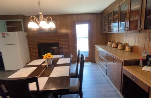 Seymour House | Killer Location! 25 min to Pigeon Forge 20 min to Knoxville! Super comfy!