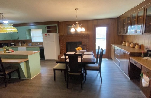 Seymour House | Killer Location! 25 min to Pigeon Forge 20 min to Knoxville! Super comfy!