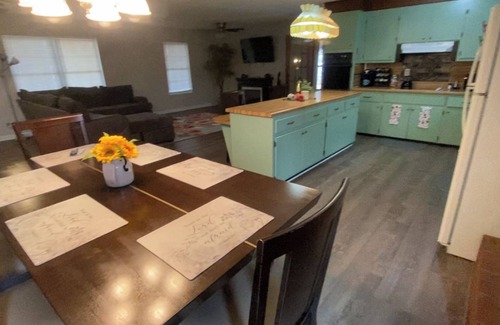 Seymour House | Killer Location! 25 min to Pigeon Forge 20 min to Knoxville! Super comfy!