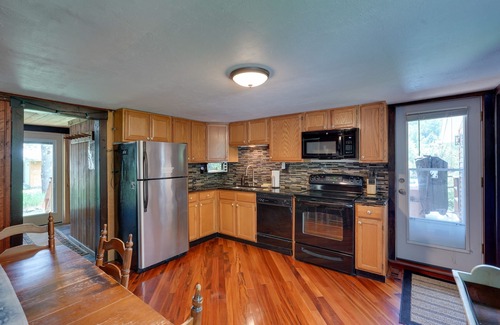 Stockbridge Cabin | Killington Area Escape w/Deck, Views & Hot Tub!
