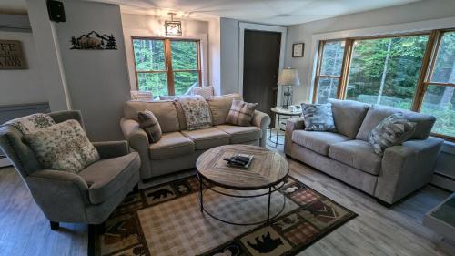 Killington House | Killington Mountain Home! HotTub & 5 min to Skiing!