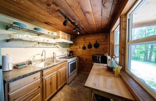 Stanton House | Kim's Retreat: 3-BR Cabin w/Hot Tub near Natural Bridge & Red River Gorge
