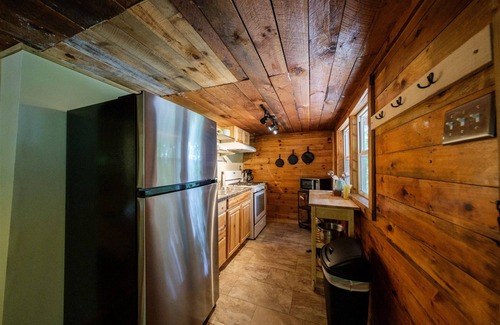 Stanton House | Kim's Retreat: 3-BR Cabin w/Hot Tub near Natural Bridge & Red River Gorge
