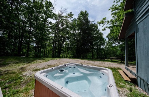 Stanton House | Kim's Retreat: 3-BR Cabin w/Hot Tub near Natural Bridge & Red River Gorge