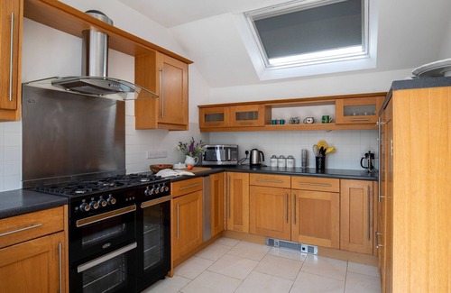 Bourton Cottage | Kimkeri, Bourton-on-the-Water - sleeps 6 guests in 3 bedrooms