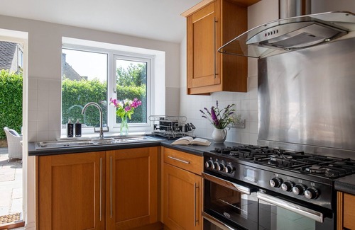 Bourton Cottage | Kimkeri, Bourton-on-the-Water - sleeps 6 guests in 3 bedrooms