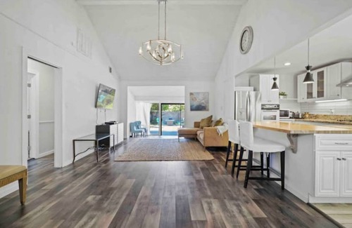 Sunland-Tujunga House | King 4BD 2BR W/Backyard Close To Everything in LA