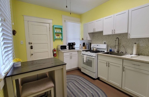 Galveston Apartment | King Bed 1/1 in heart of East End Historic District