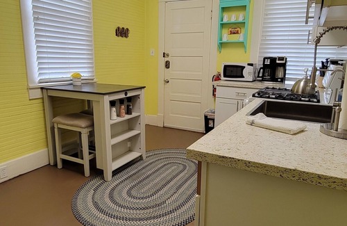 Galveston Apartment | King Bed 1/1 in heart of East End Historic District