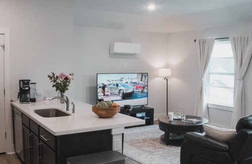 Austin House | King Bed | 663Mbps Wifi | EV Port | Flex Check-in!