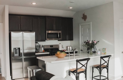 Austin House | King Bed | 663Mbps Wifi | EV Port | Flex Check-in!