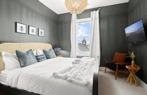 Old Town West Apartment | King Bed An Alluringly Cozy Suite Xcape
