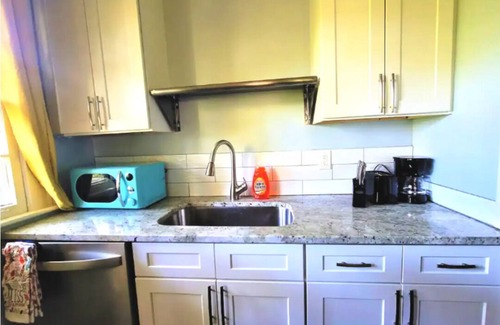 Decatur House | King bed and Queen Sofa bed/room TV Wifi